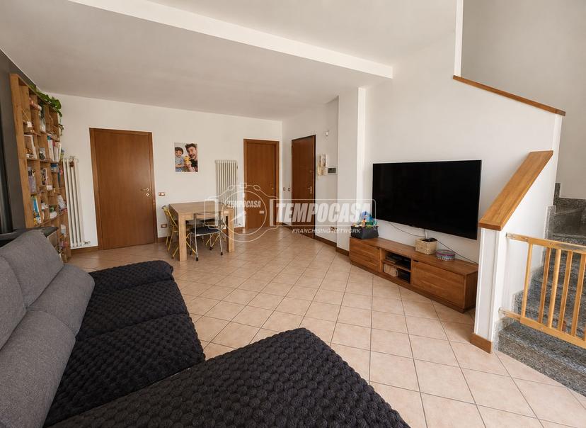 Trilocale in Piazza Giuseppe Mazzini 3/B, Capiago Intimiano — foto 2 di 5
