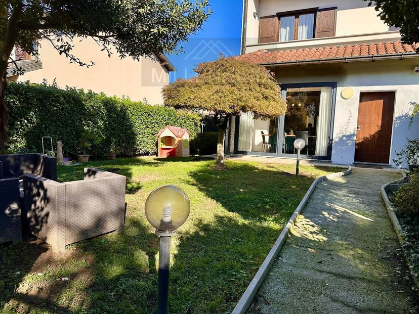 Villa bifamiliare in Via Beati, Castelletto sopra Ticino — foto 3 di 5