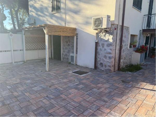 Terratetto unifamiliare in Piazza Fabrizio De Andrè, Montignoso — foto 2 di 5