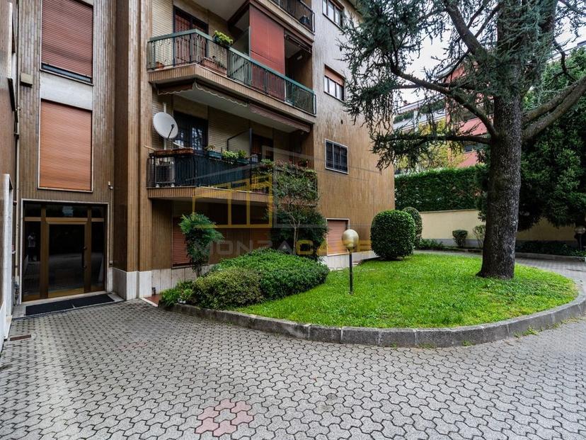Trilocale in Viale Campania 56, Monza