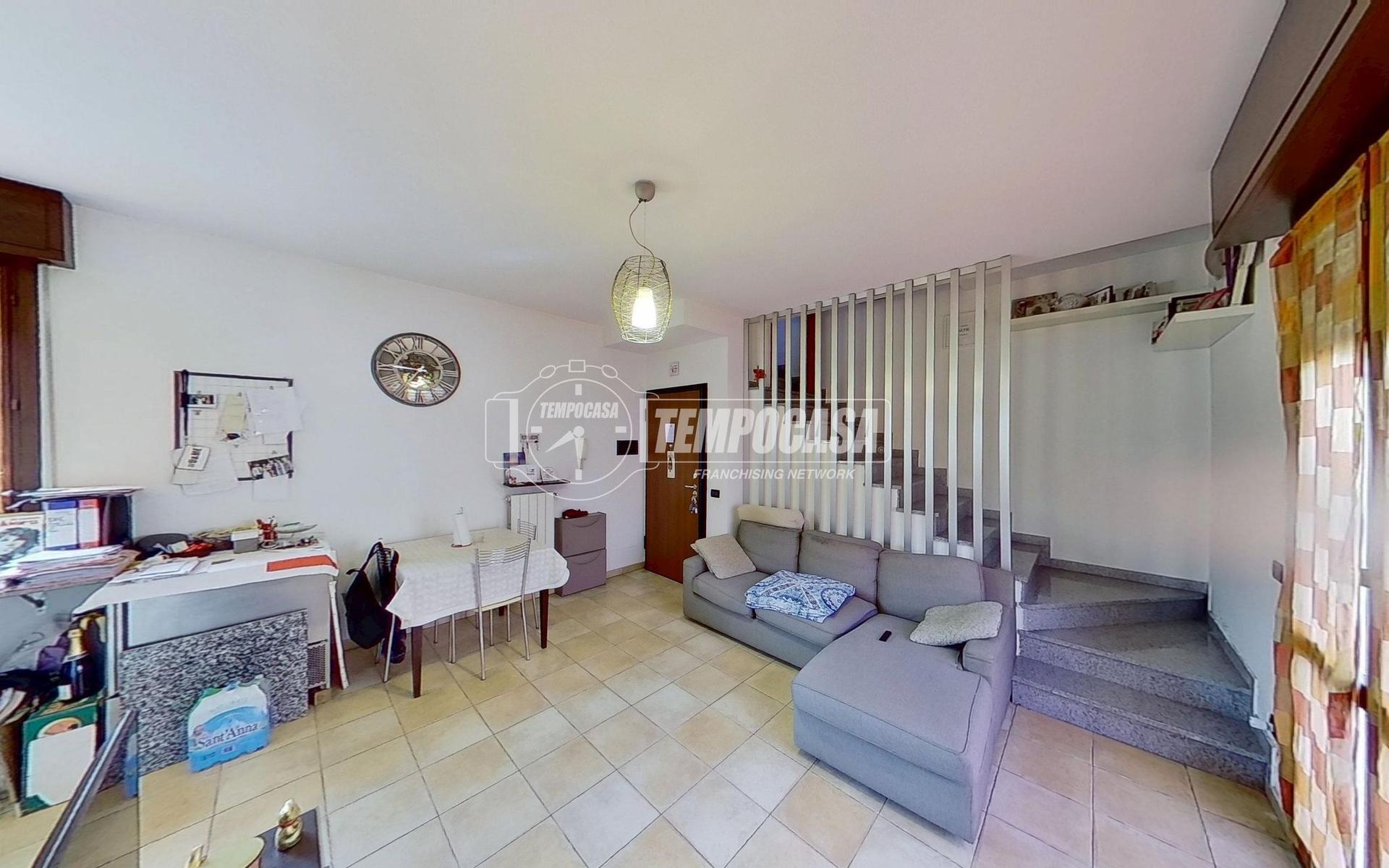 Trilocale in Via Giosuè Carducci 3, Cabiate
