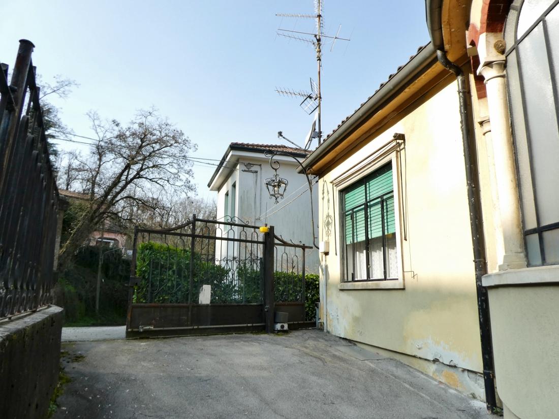Casa indipendente in Via Cialdini, Vicenza