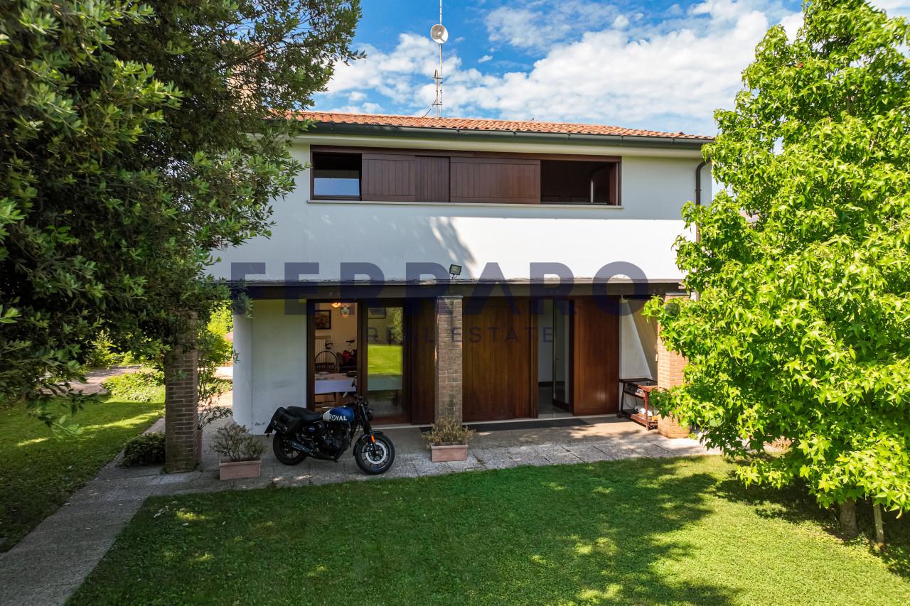 Casa indipendente in Via Amendola, Paese