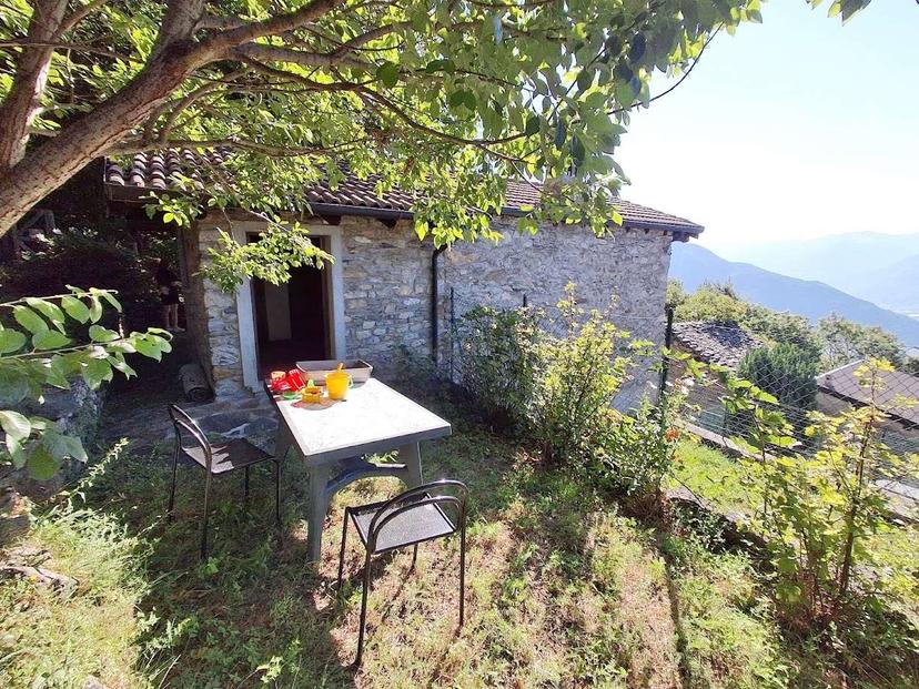 Baita in Località Montagna, Montemezzo — foto 2 di 5