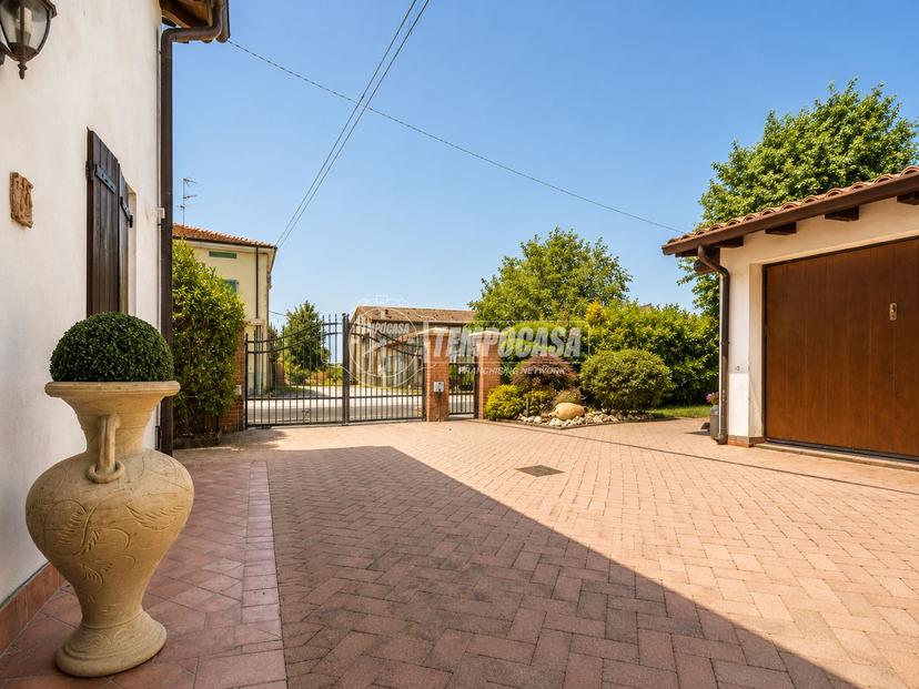 Casa indipendente in Via delle Valli 385, Mirandola — foto 2 di 5