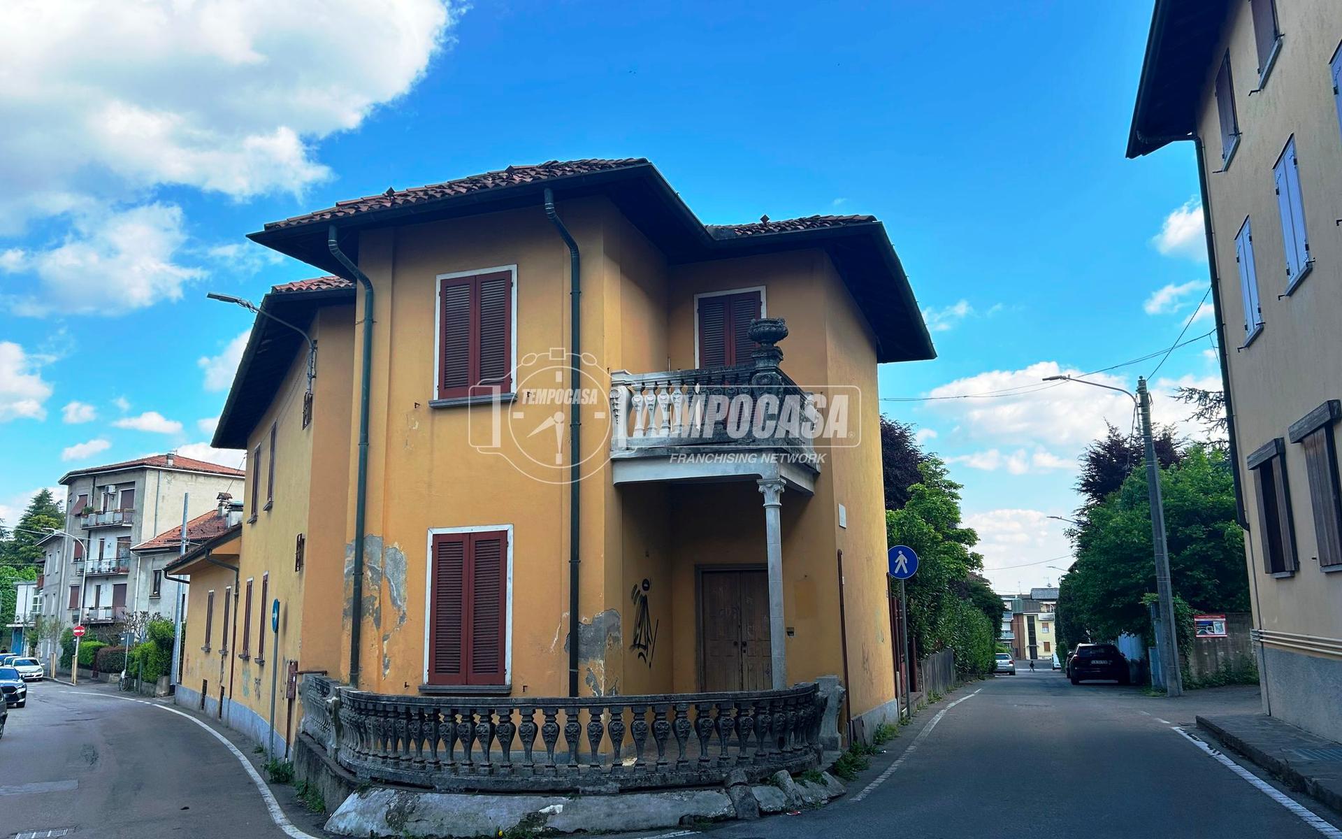 Villa a schiera, Figino Serenza