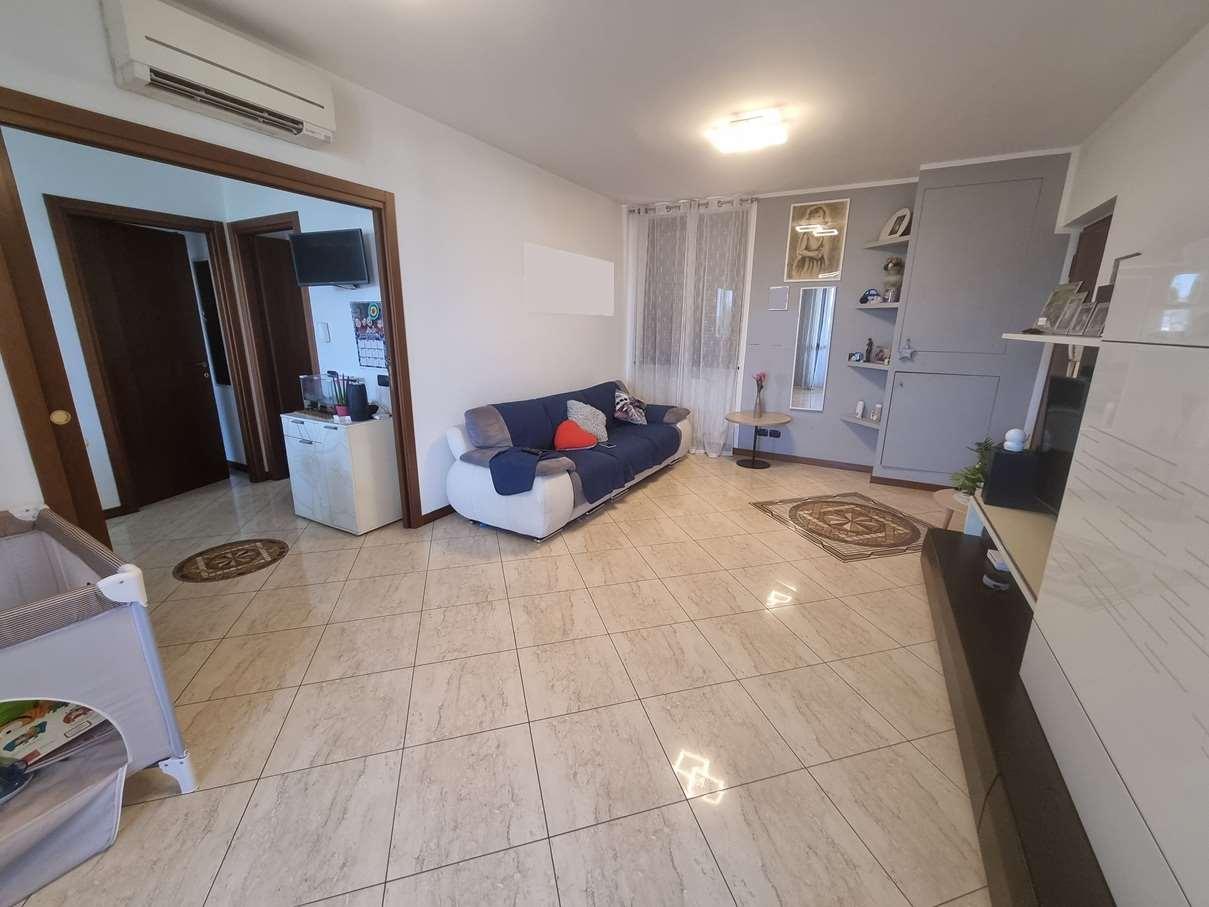 Trilocale in Via Lecco, Limbiate