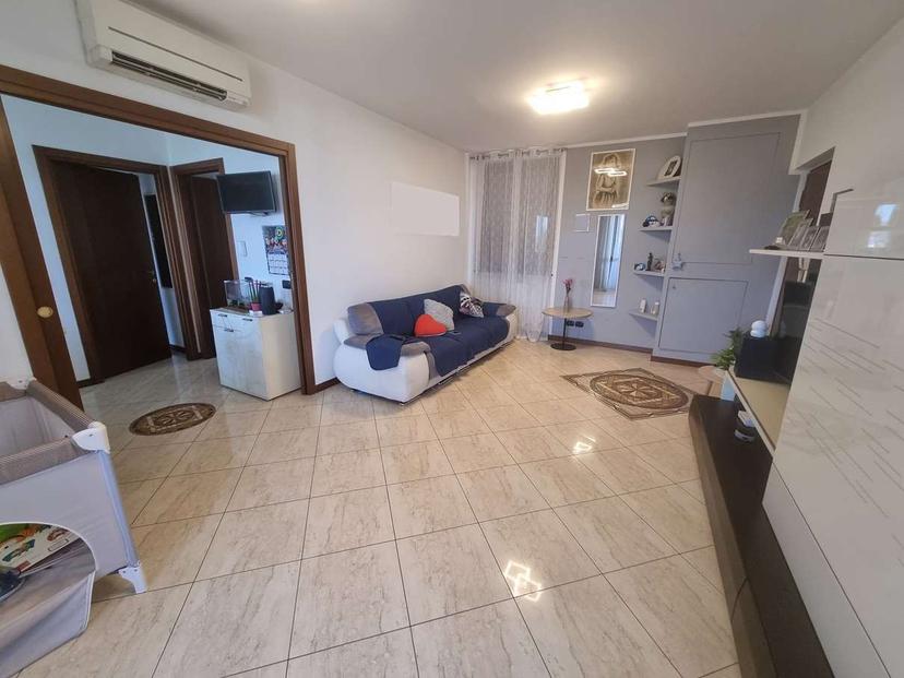 Trilocale in Via Lecco, Limbiate