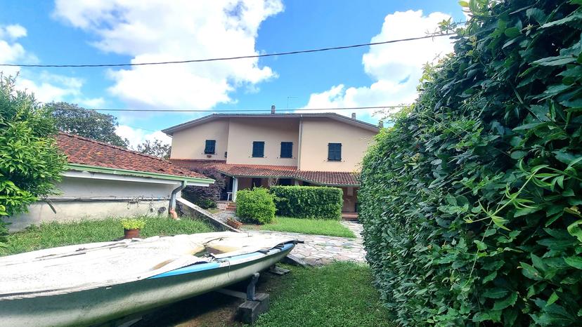 Villa a schiera, Ameglia