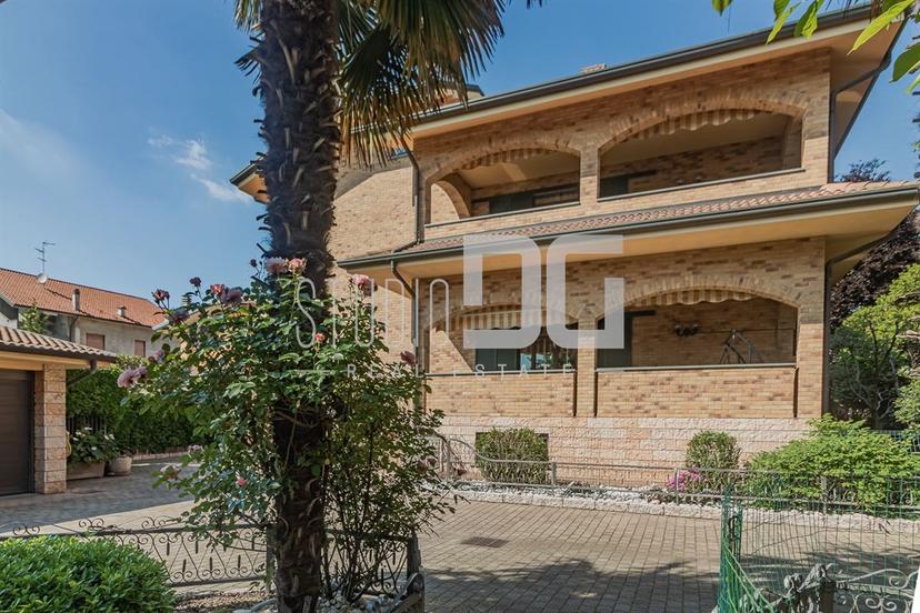Villa bifamiliare in Via Zara, Limbiate