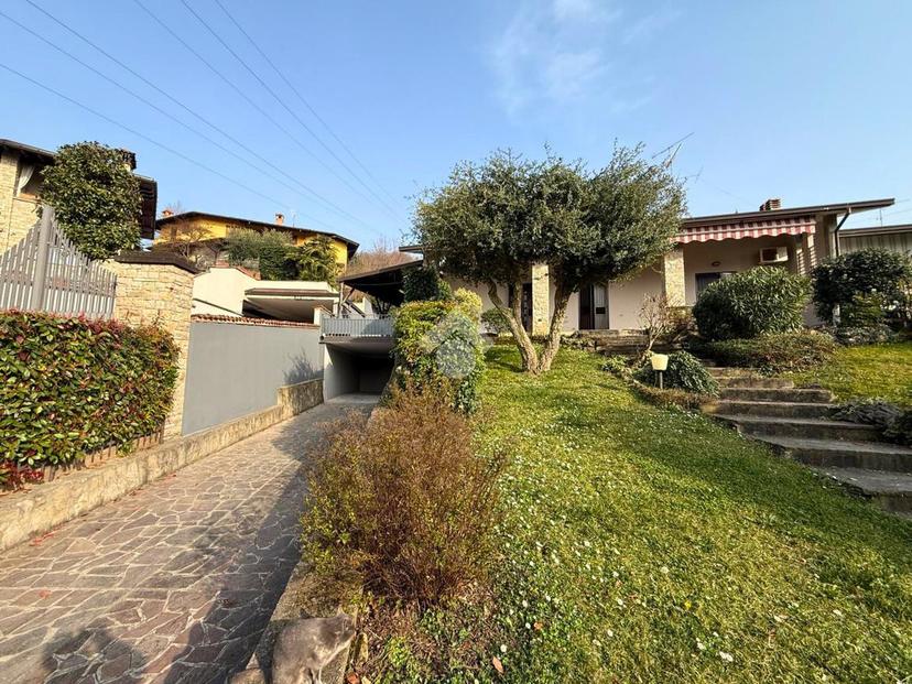 Villa in Via Francesco Menassi 15, Capriolo — foto 3 di 5