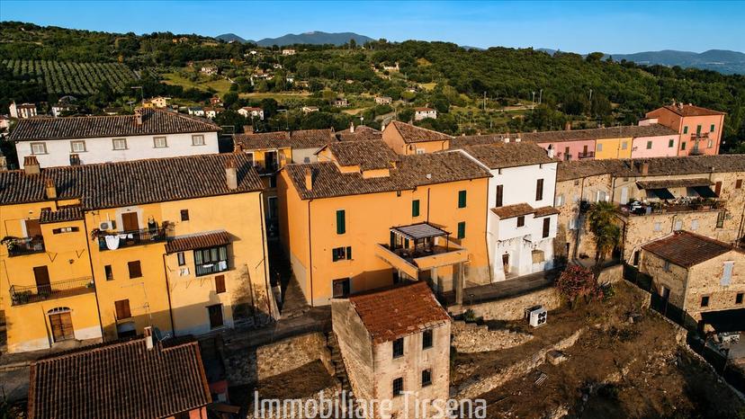 Casa indipendente, Baschi