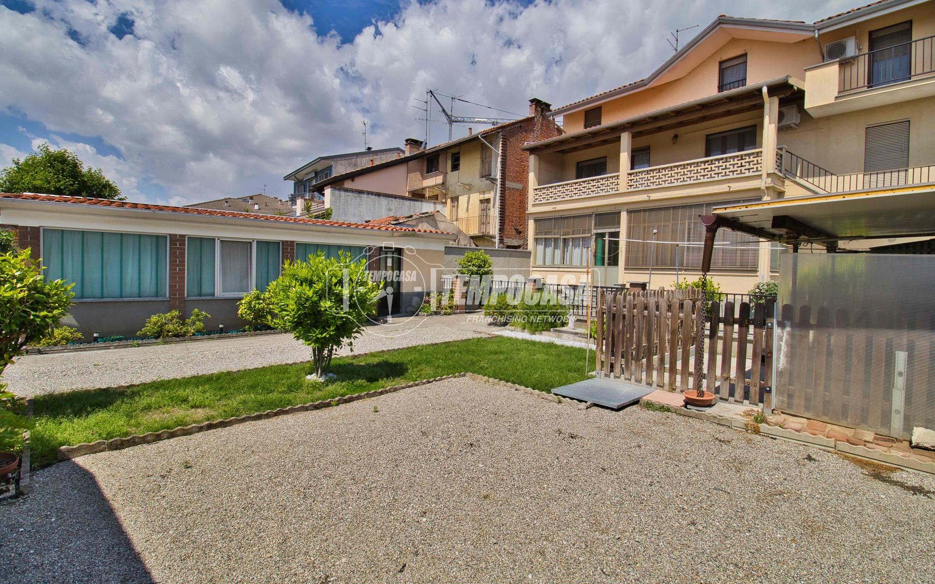 Villa a schiera, Galliate