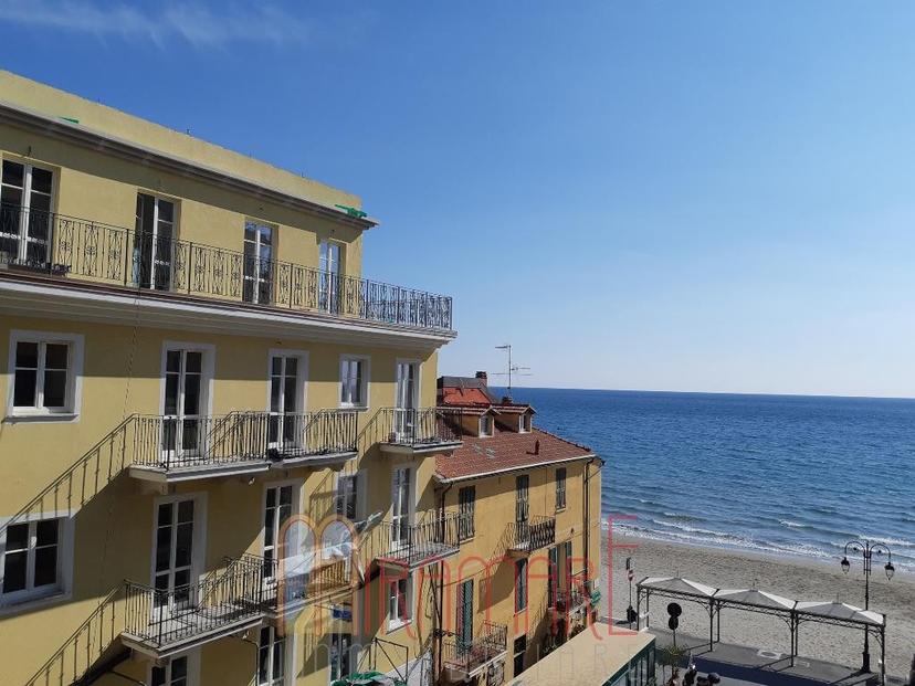 Trilocale in Piazza Andrea Doria, Alassio — foto 3 di 5