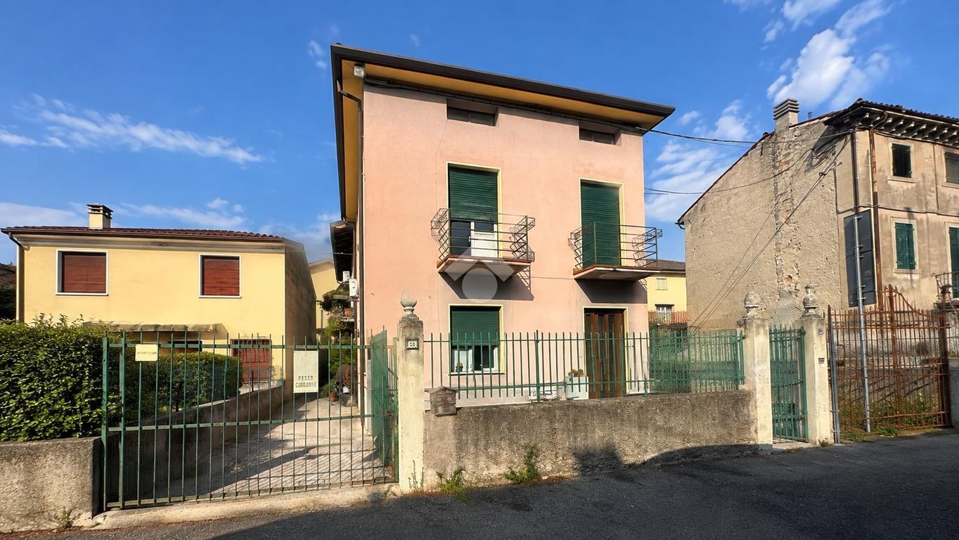 Casa indipendente in Piazzale Vittorio Veneto 60, Bussolengo