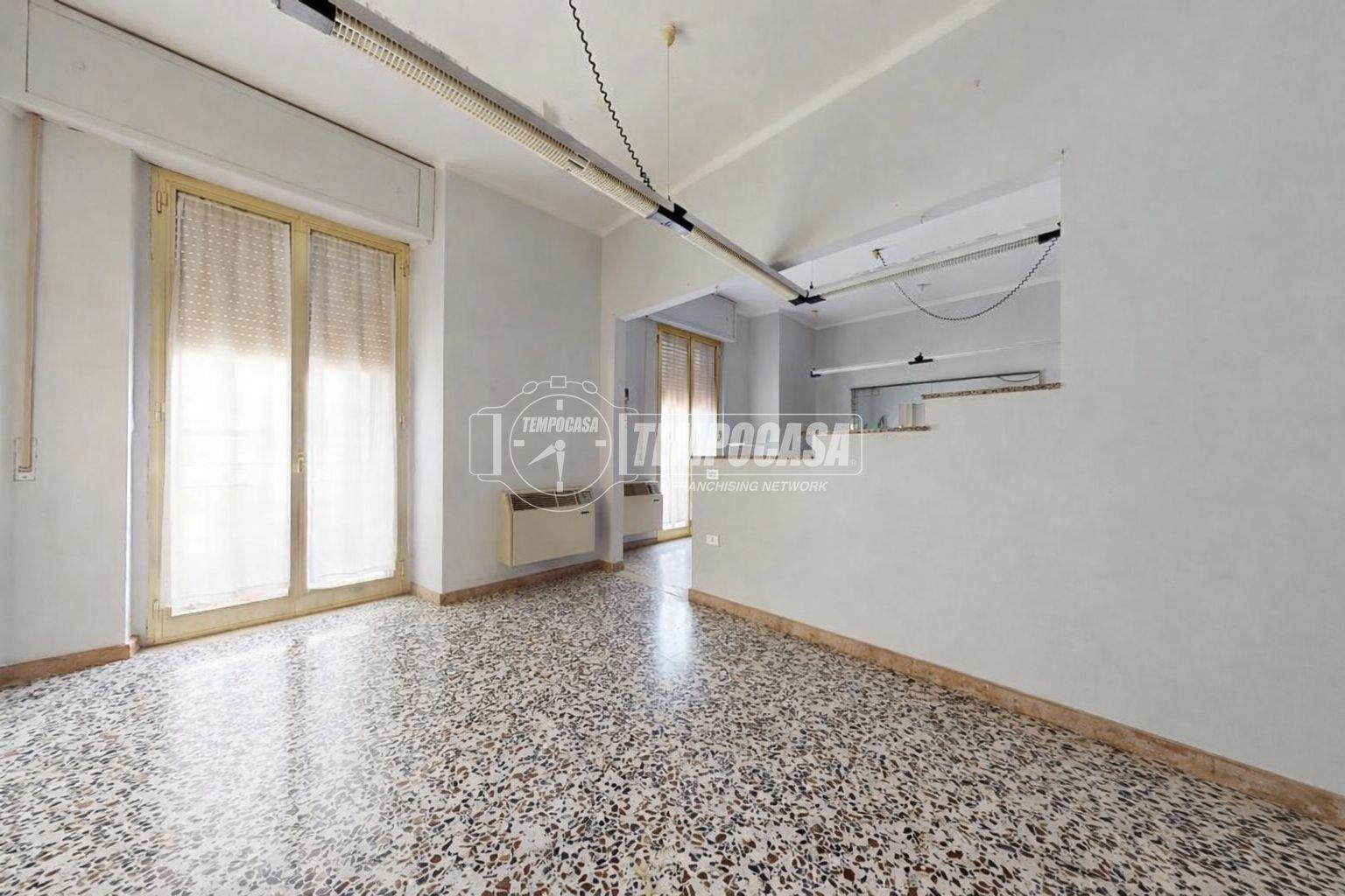 Casa indipendente in Via Ugo Foscolo, Acquaviva delle Fonti