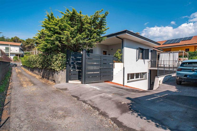 Villa in Via Fratelli Gemellaro, Nicolosi — foto 3 di 5