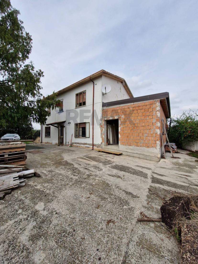 Casa indipendente in Via Cavetto di Mezzo 660, Castelnovo Bariano — foto 4 di 5