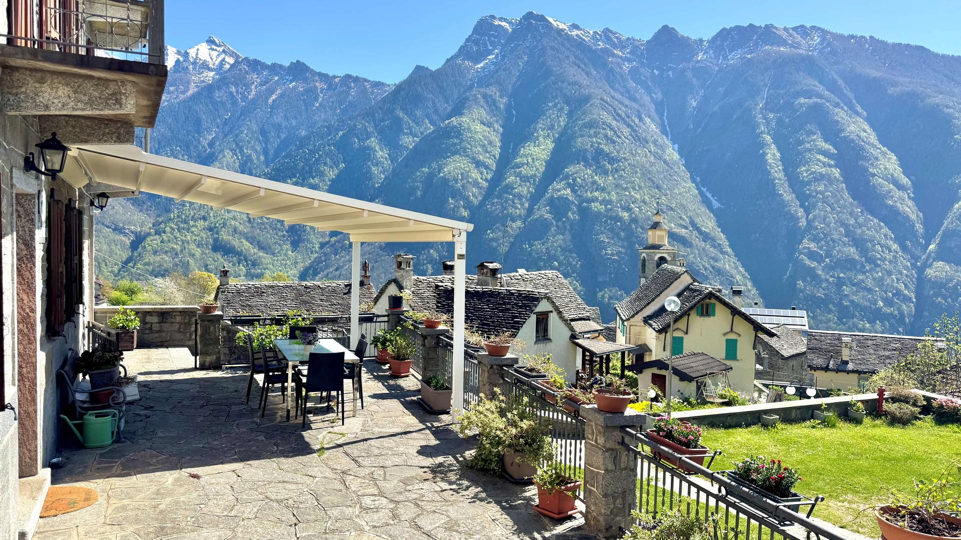 Casa indipendente in Frazione Mozzio, Crodo