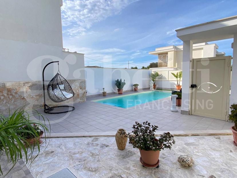 Villa trifamiliare in Via Andrea Gusmai, Trani — foto 2 di 5