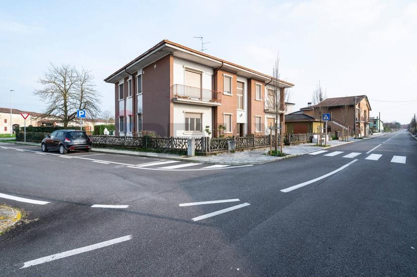 Quadrilocale in Via Marconi 15, Commessaggio — foto 2 di 5