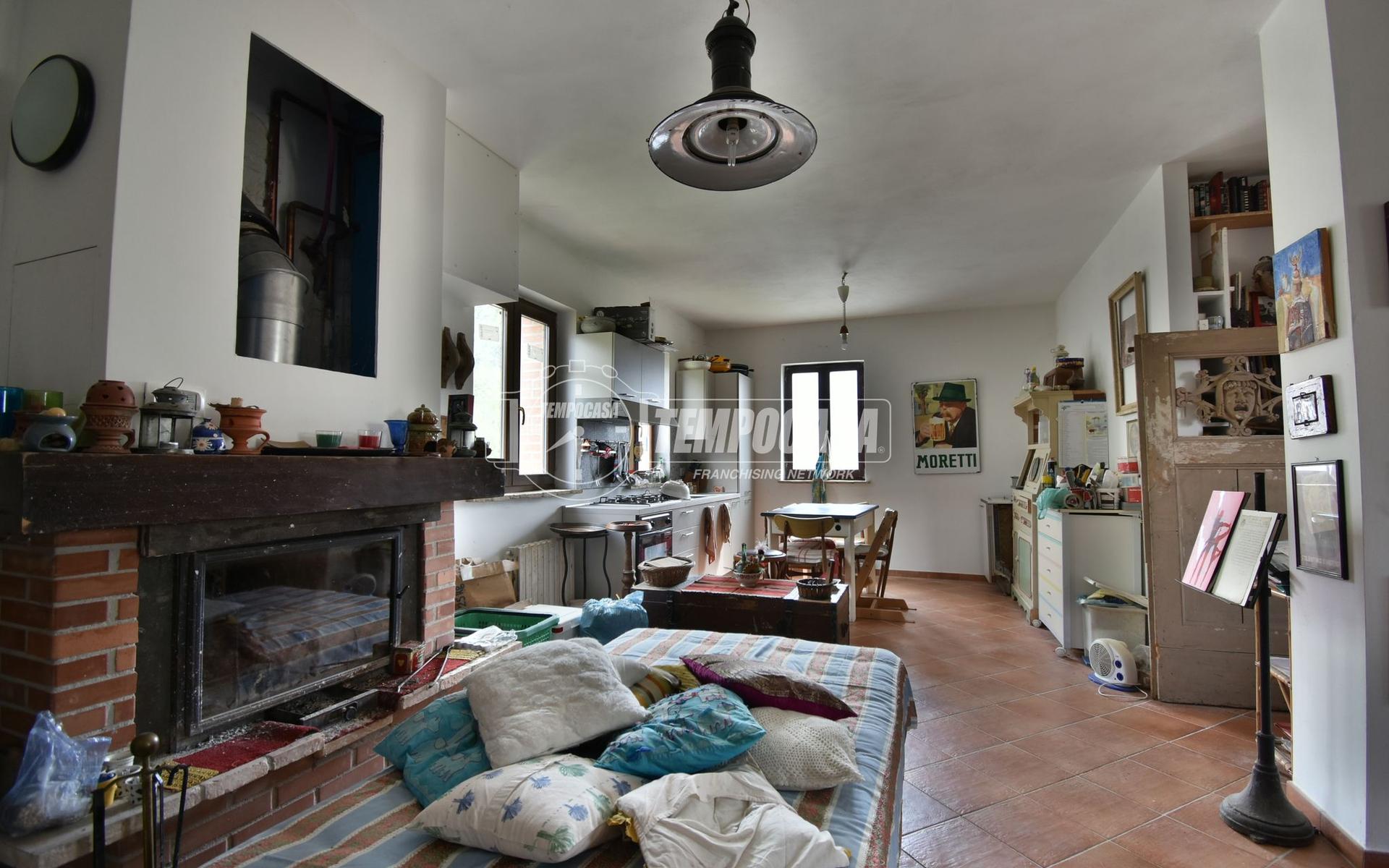 Casa indipendente in Contrada Colvenale 18, Camporotondo di Fiastrone