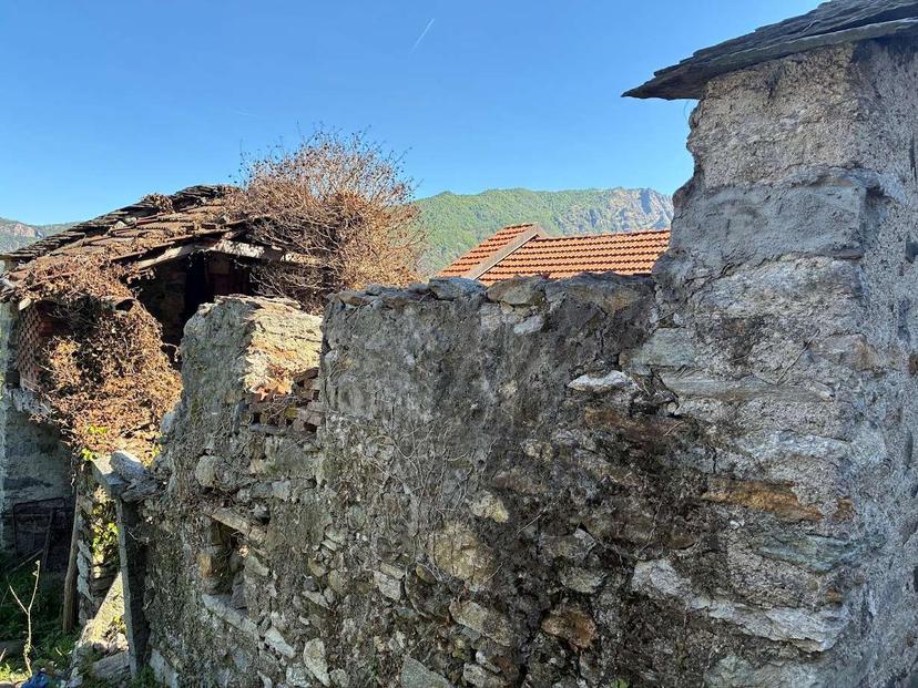 Rustico in Arzo, Casale Corte Cerro — foto 2 di 5