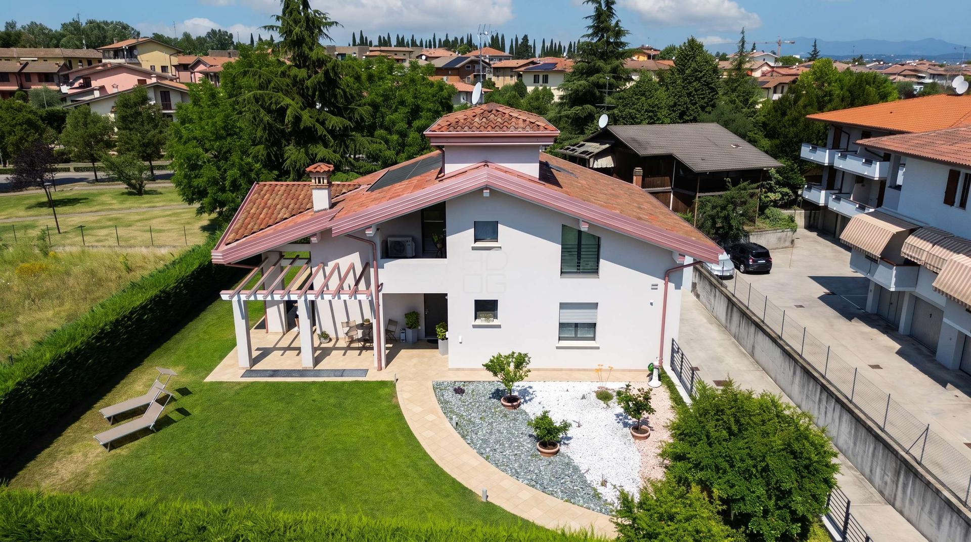Villa unifamiliare in Via Pratomaggiore, Desenzano del Garda