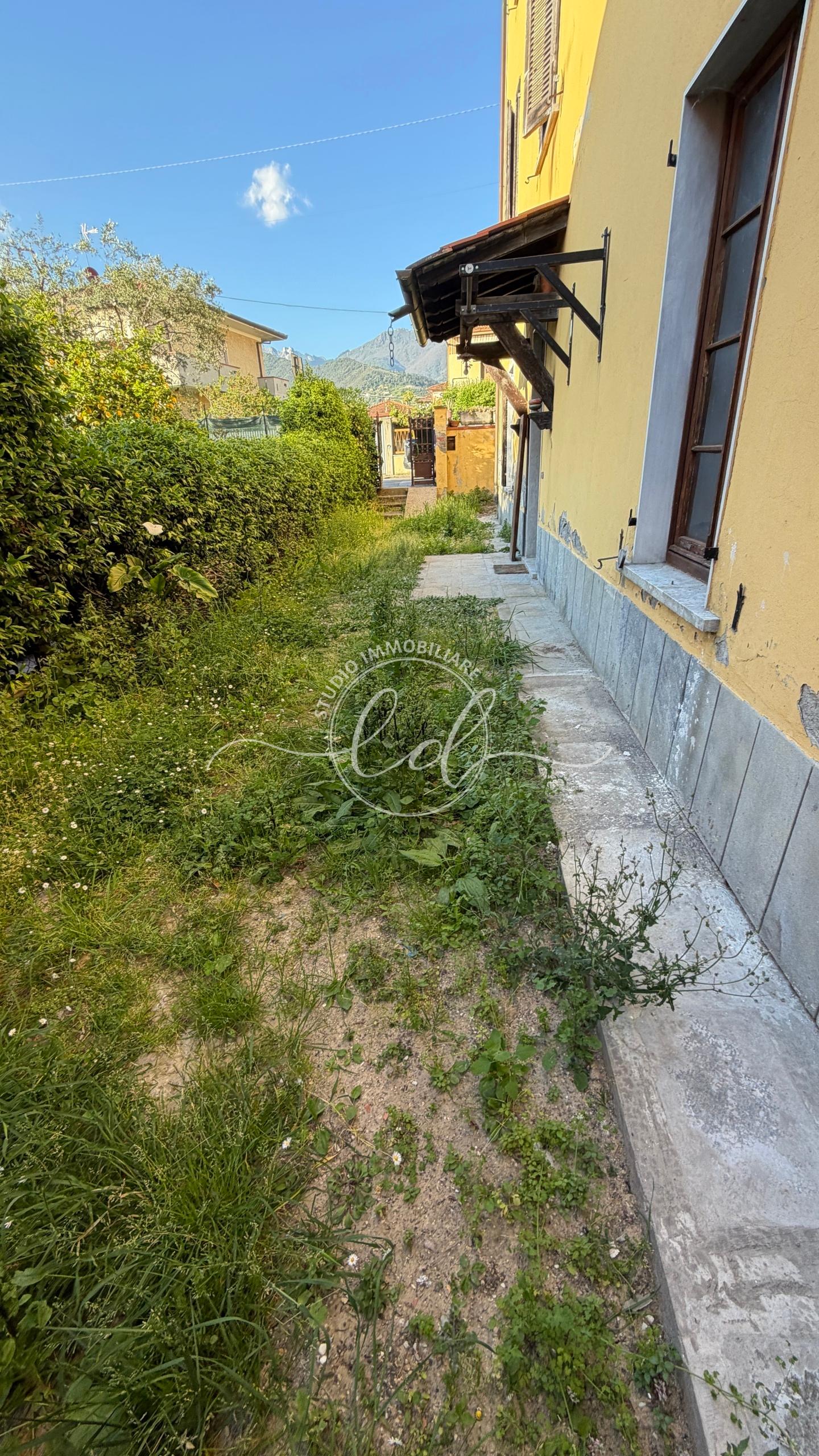 Villa a schiera, Seravezza