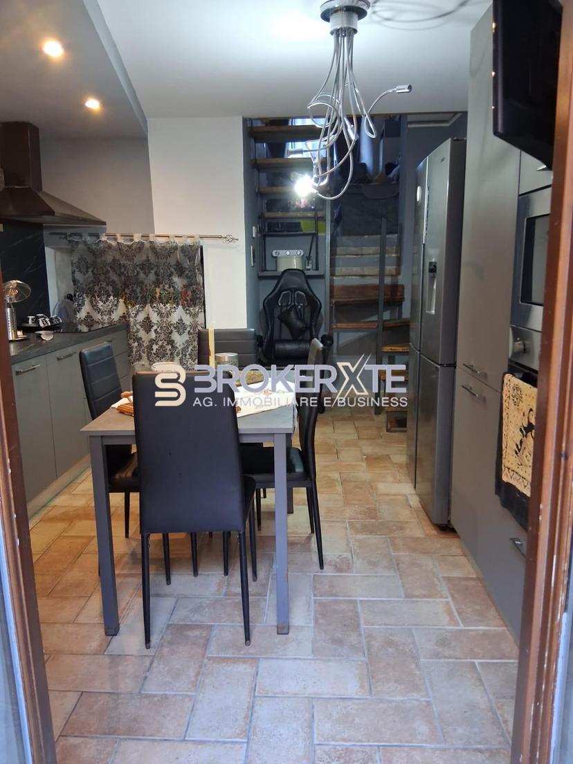 Trilocale in Ia Cavour 8, Carrara