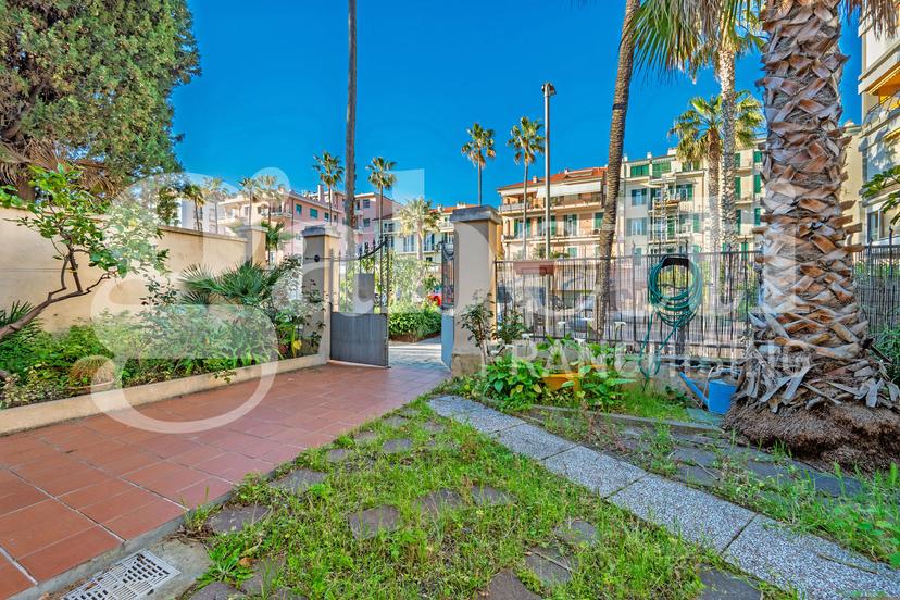 Villa in Piazza Eroi della Libertà  28, Bordighera — foto 3 di 5
