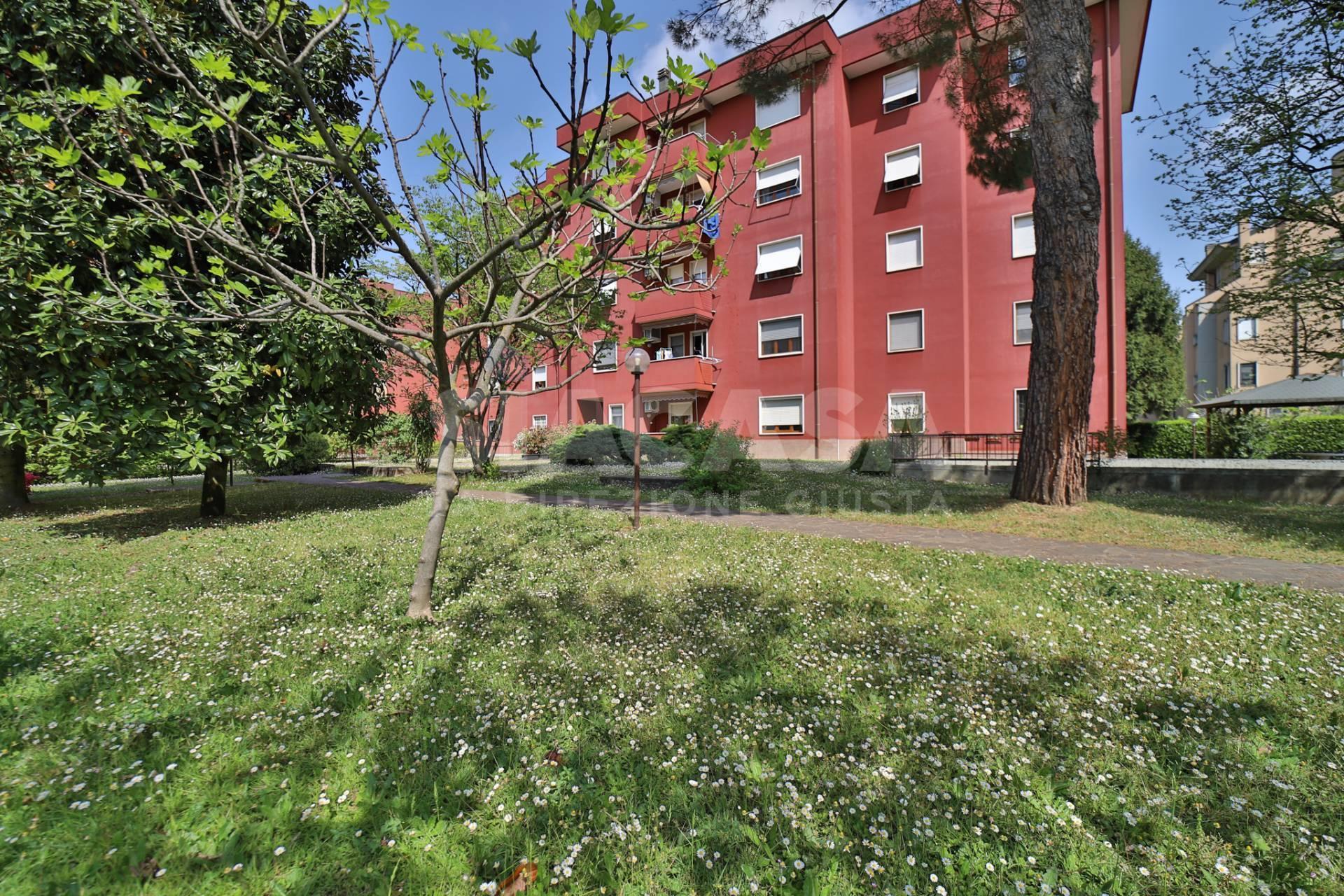 Trilocale in Via Golgi 16, Arcore