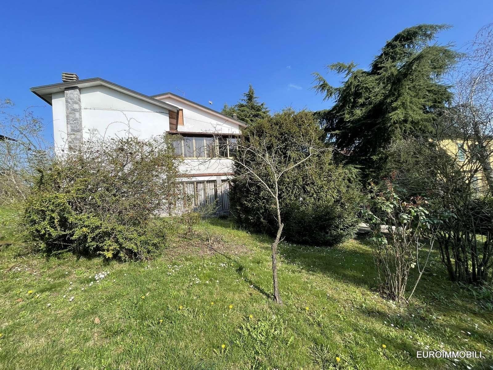 Villa bifamiliare in Strada Pedemontana per Bannone 11, Traversetolo