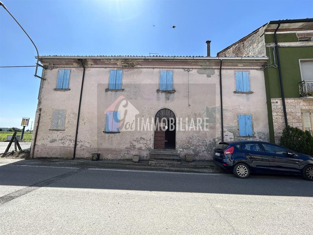Casa indipendente in Martiri di Belfiore 54, Rivarolo del Re ed Uniti