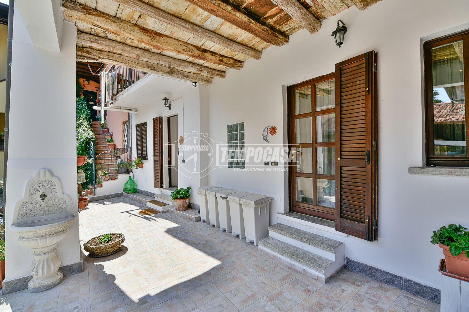 Trilocale in Via Rho 3, Capiago Intimiano