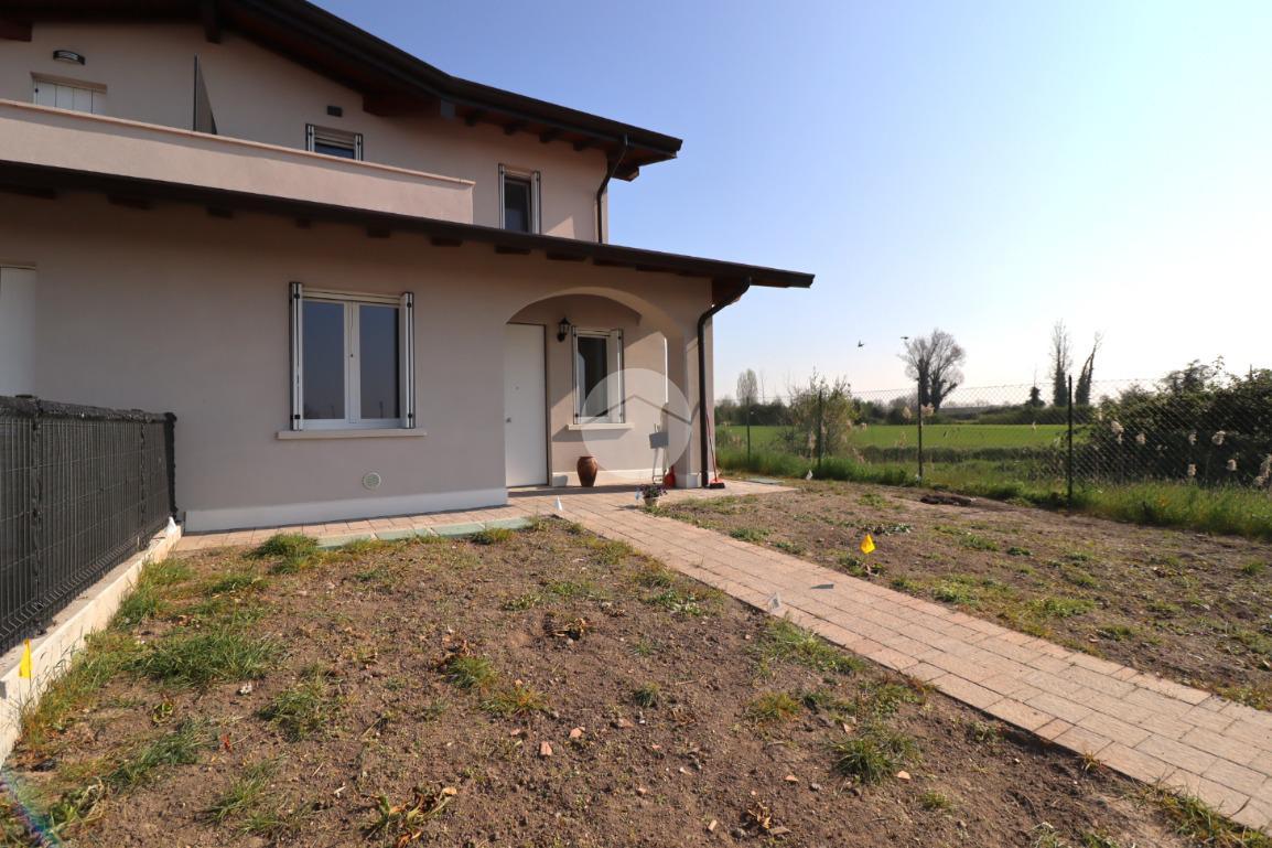 Villa a schiera in Via Eugenio Montale 25, Castelbelforte