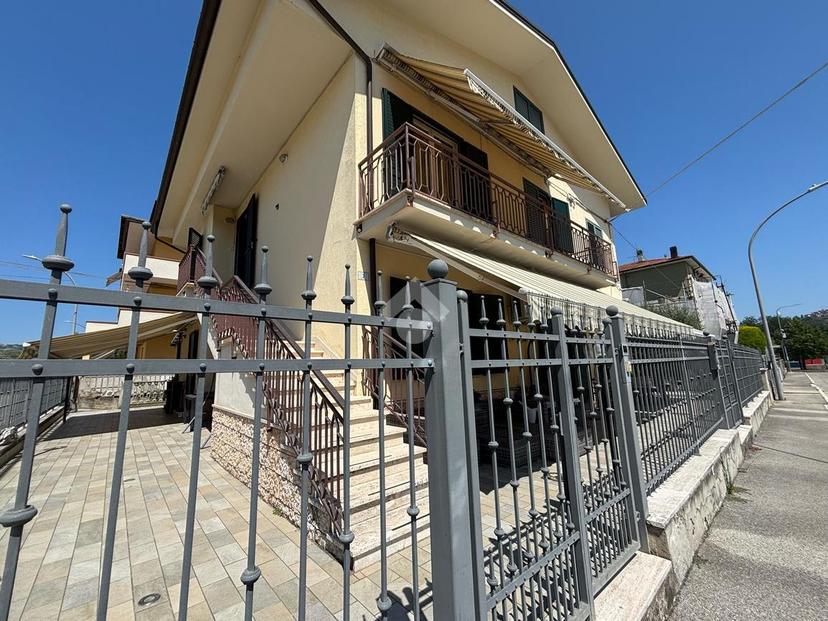 Quadrilocale in Via Tiziano 3, Penna Sant'Andrea — foto 2 di 5