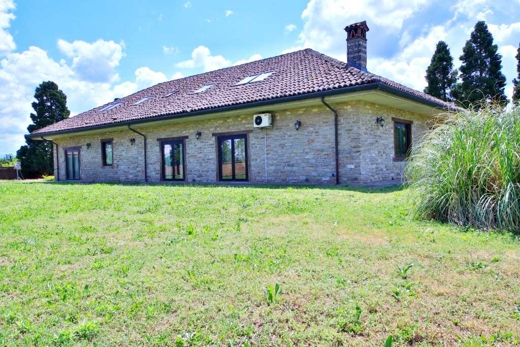 Villa unifamiliare in Strada Carezzare, Tortona