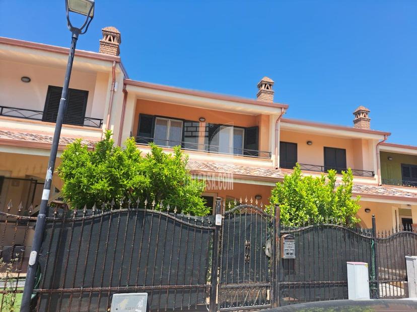 Villa a schiera in Via Indonesia, Crotone — foto 2 di 5