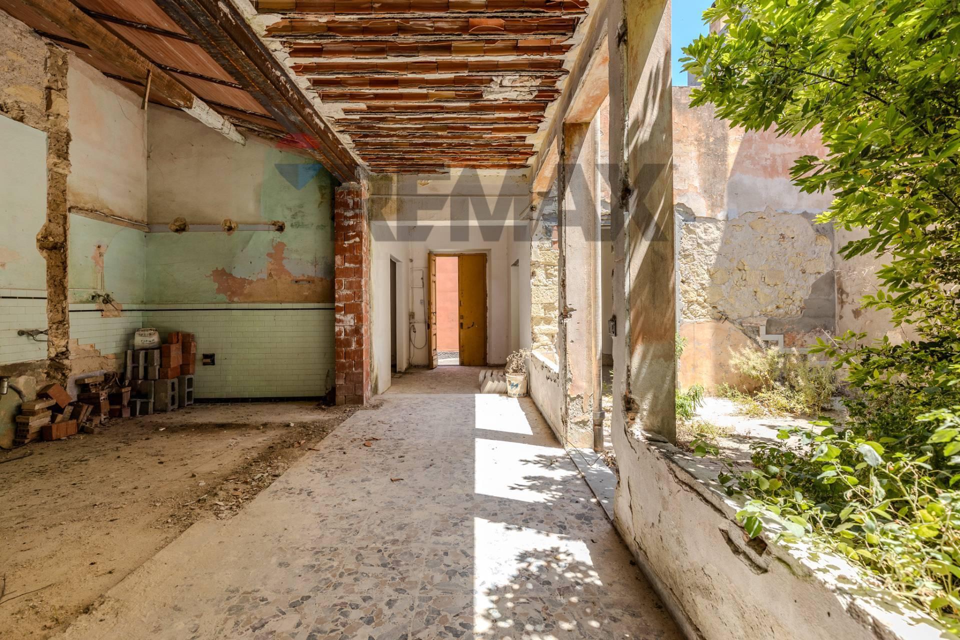 Casa indipendente in Via Santa Rosalia 4, Cagliari