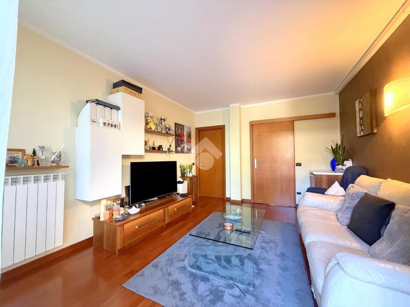 Trilocale in Via Carducci 435, Caronno Pertusella — foto 3 di 5