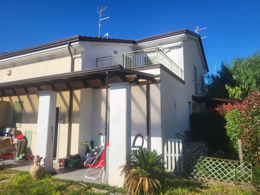 Villa bifamiliare, Luni — foto 2 di 5