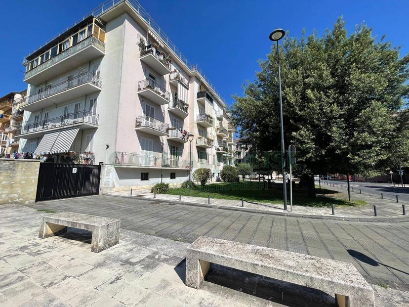Quadrilocale in Piazza Gaetano Perugini, Avellino