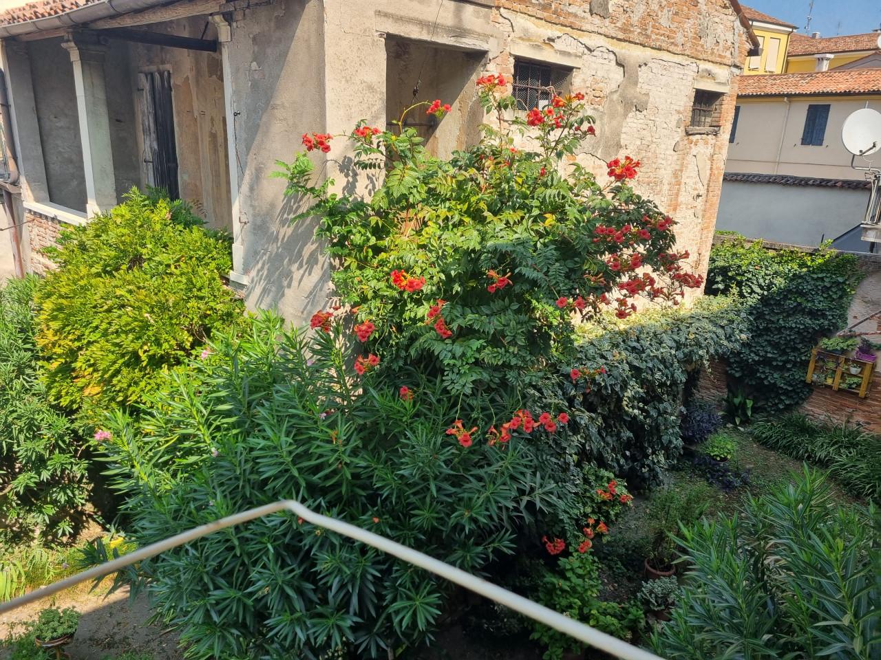 Casa indipendente, Este