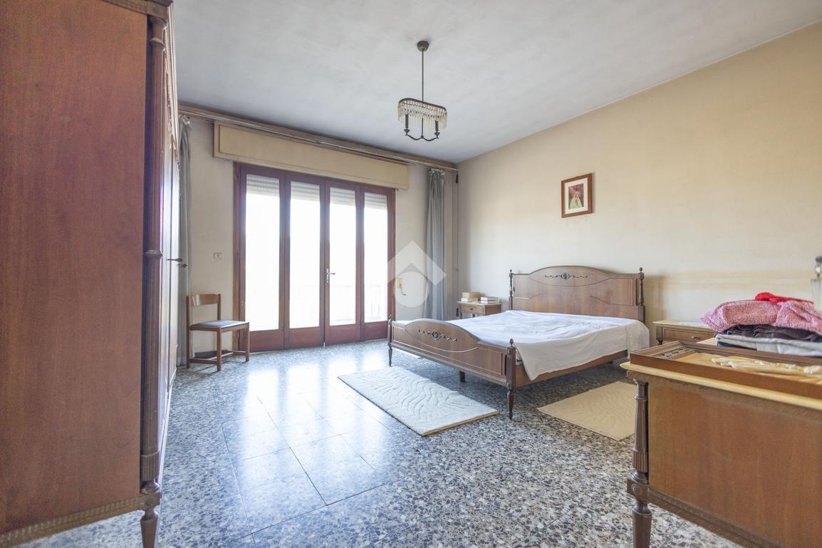 Villa, Mira