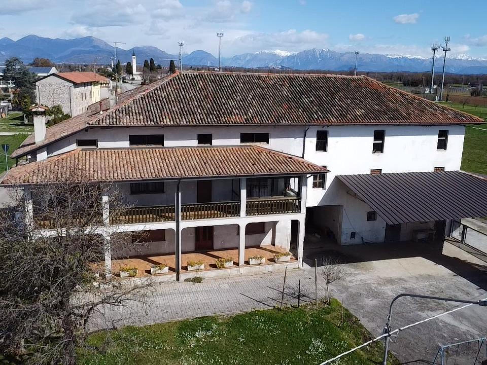 Villa unifamiliare in Via Pieve 13 - 15, Dignano