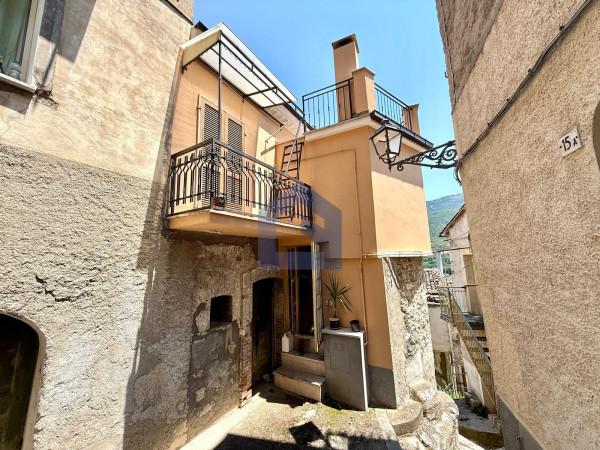 Terratetto unifamiliare in Vico Primo Fontana Media 25, Villa Santa Maria