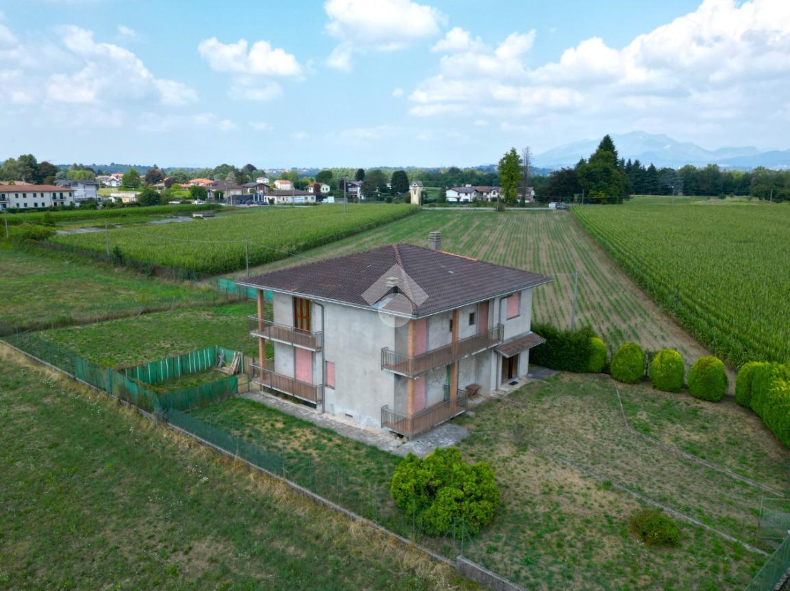 Villa in Via Eugenio Montale 21, Vedano Olona