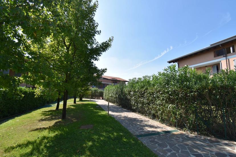 Trilocale in Martiri delle Foibe 22, Lesmo — foto 2 di 5