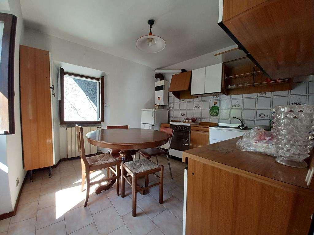 Porzione di casa, Dongo